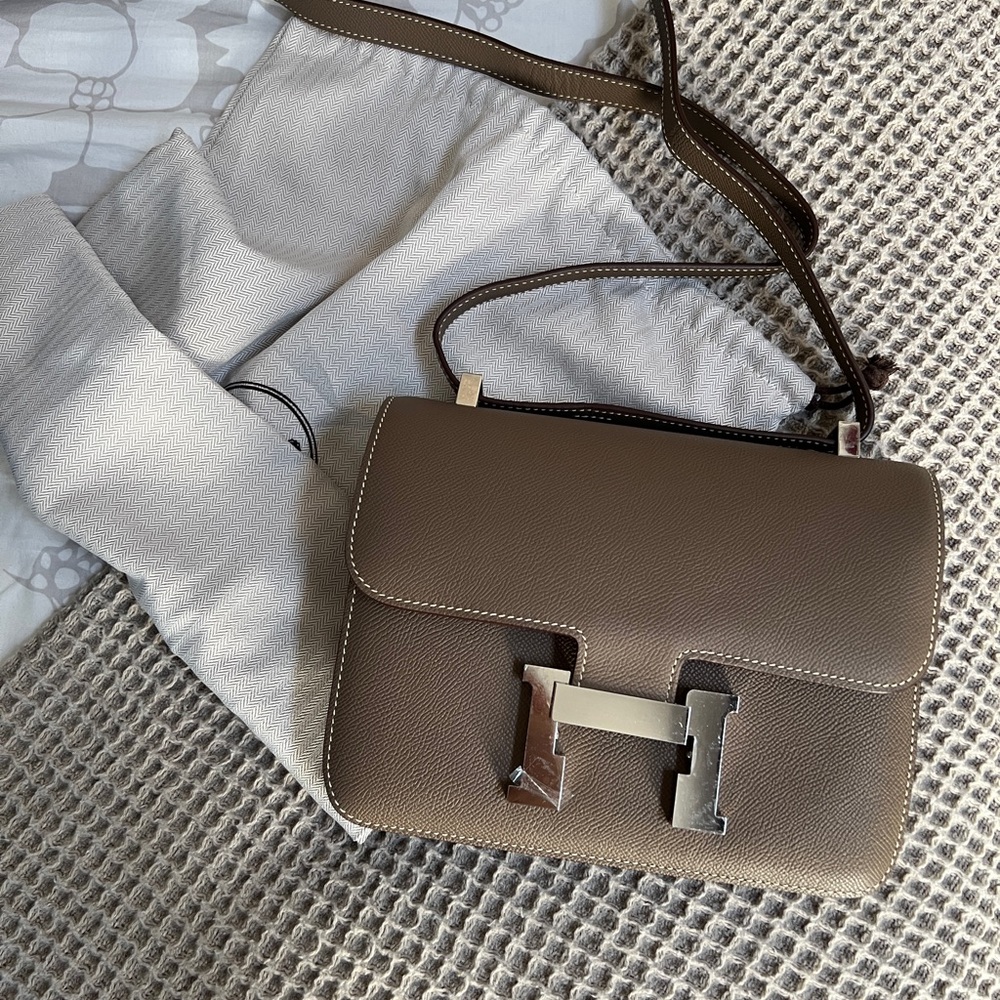 Constance 24 Shoulder Bag Etoupe Epsom Leather